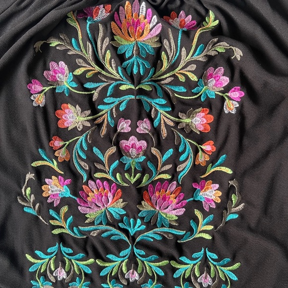 Black off shoulder blouse with beautiful flower details - Picture 4 of 5